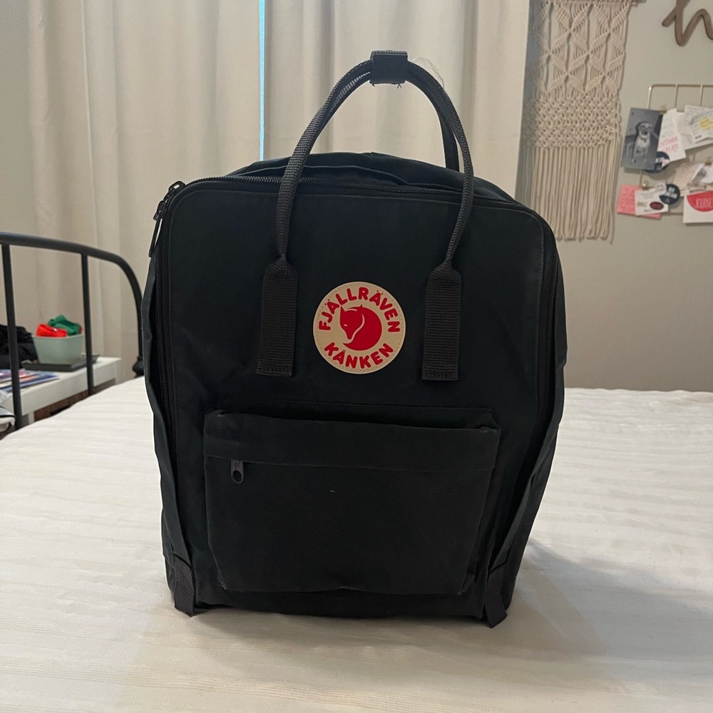 Fjällräven Kånken Classic Backpack in Navy - Brand New & Never Used!